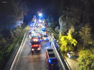 Verkehrsunfall mit eingeklemmter Person – PKW landet im Bach